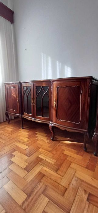 Mobília de sala em madeira polida