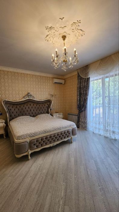 Продам дом в Совиньоне , красный кирпич, бассейн, цоколь, гараж