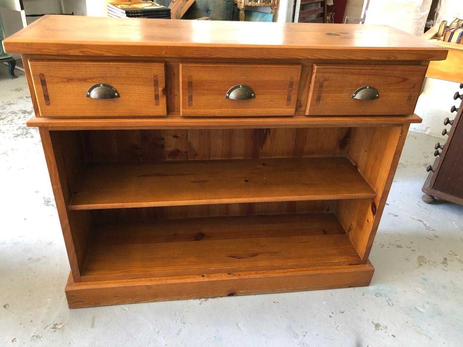 Aparador em madeira massissa em muito bom estado