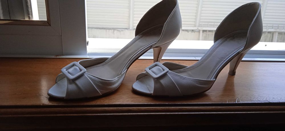 Sapatos brancos de salto