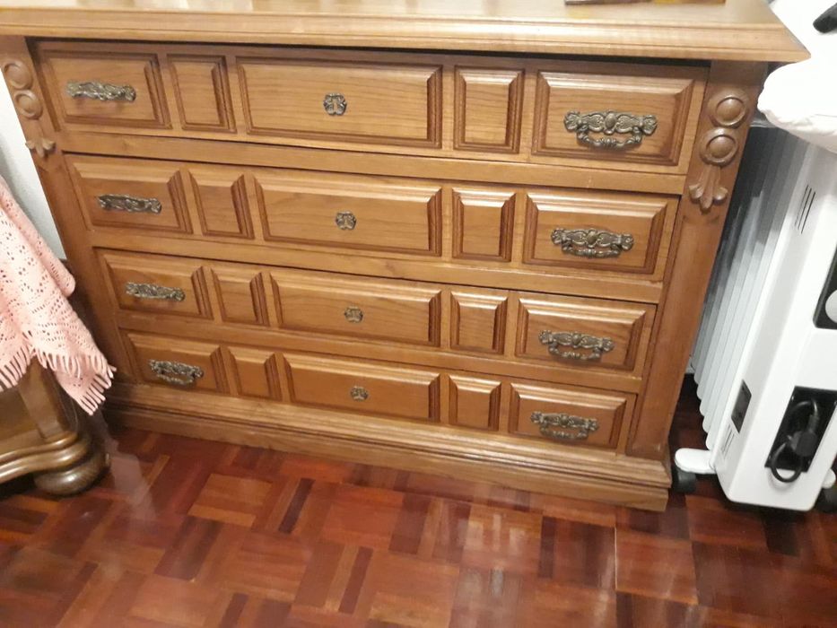 Mobília de quarto ( cama, mesinhas cabeceira e cómoda)