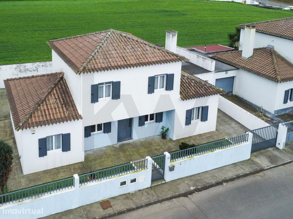 Moradia de tipologia T3, localizada na freguesia de Santa Bárbara, con