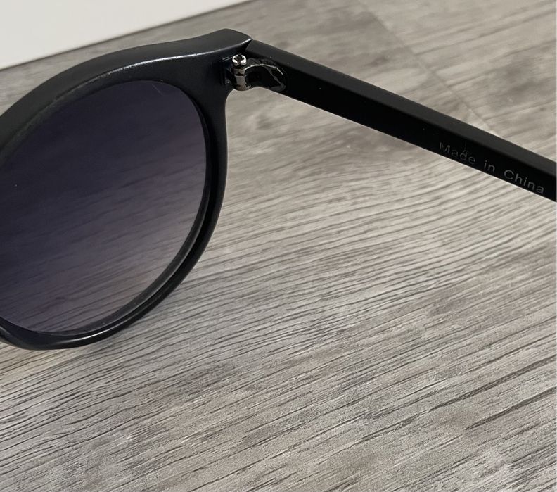 Óculos de sol pretos arredondados