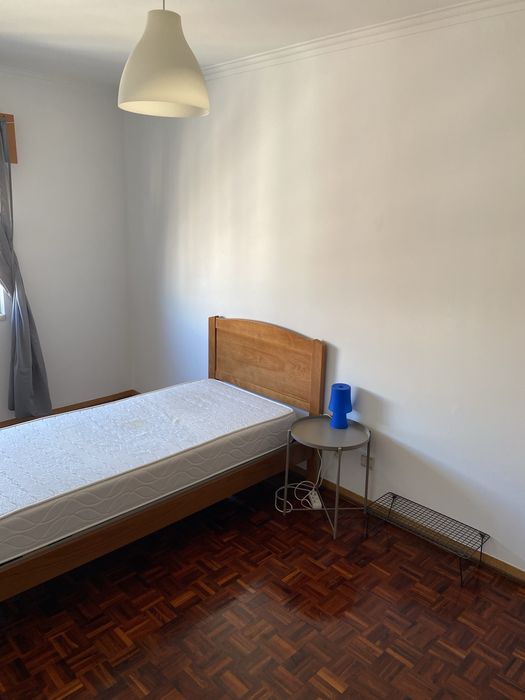 Aluga se Quarto Solteiro no Cacem