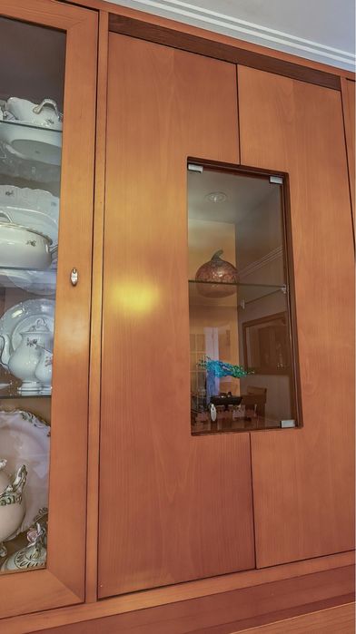 Móvel aparador de sala com cristaleira e arrumos