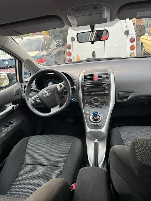 Оренда Тоета  Аурис - гібрид