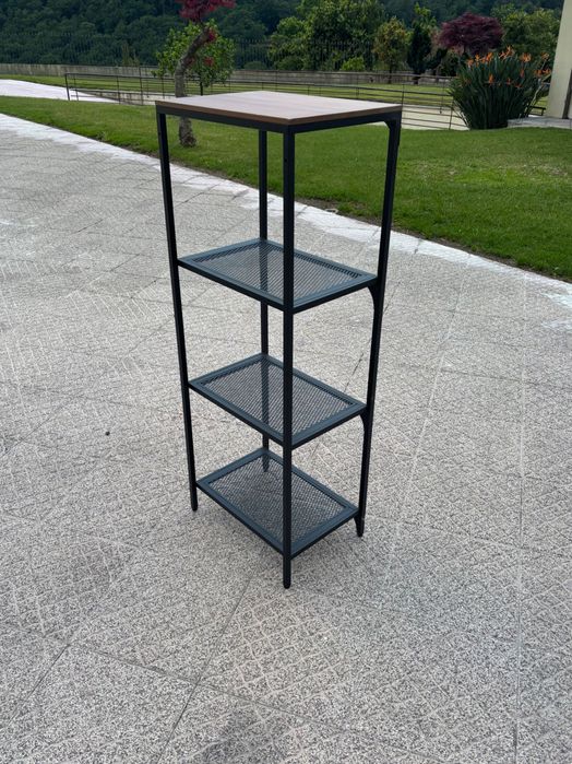 Estante IKEA FJÄLLBO em preto e castanho