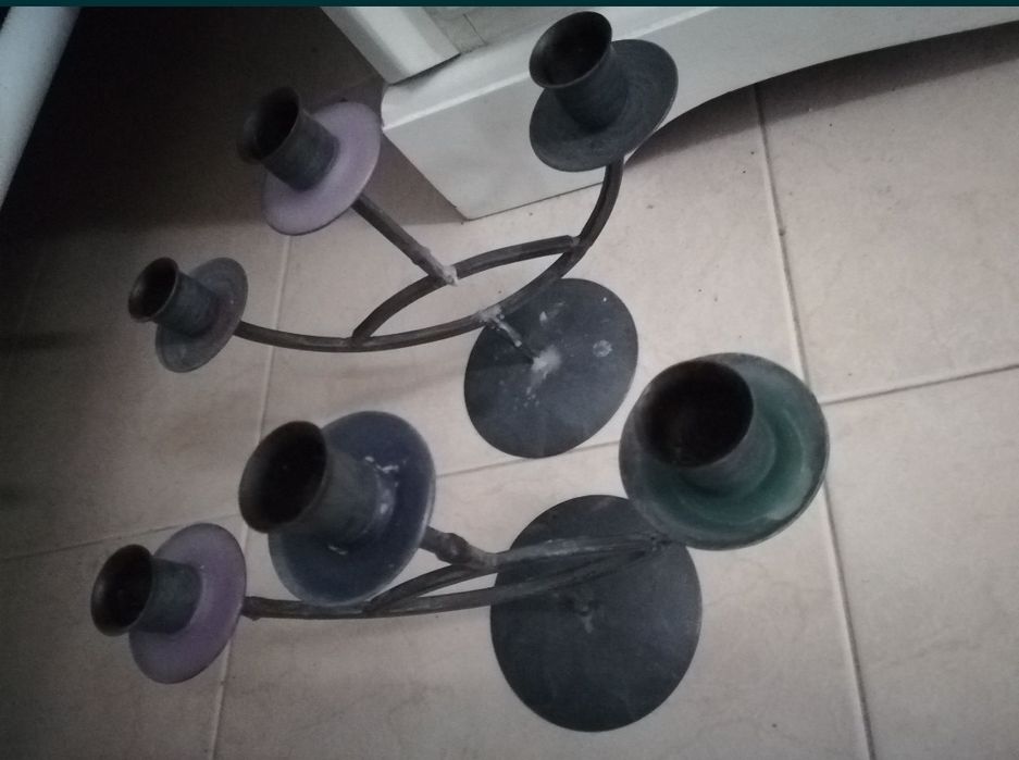 Candelabros em metal