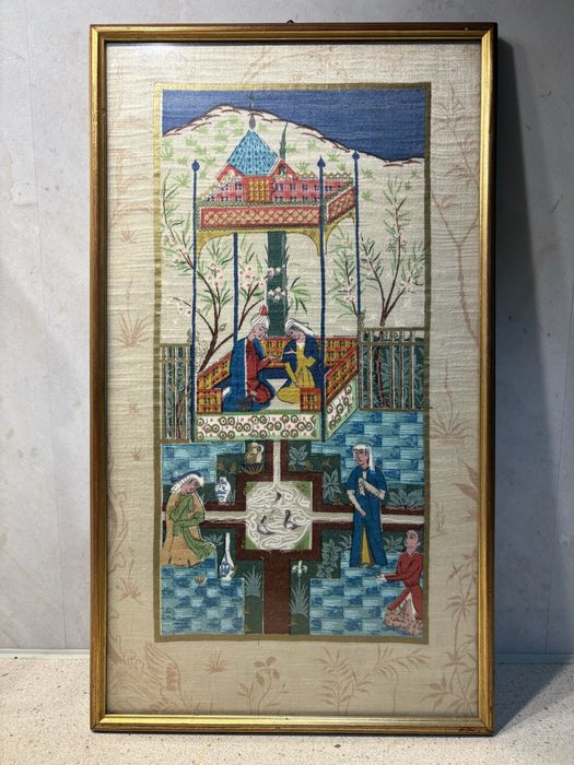 Quadro oriental com scena de encontro romântico estampada sobre seda