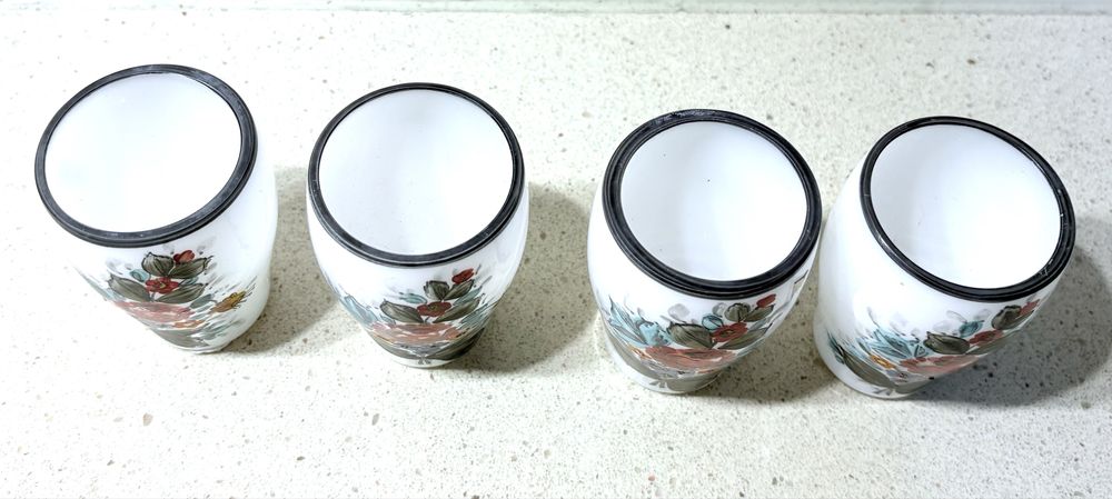 Conjunto de 4 lindos antigos copos em vidro opalino esmaltados à mão
