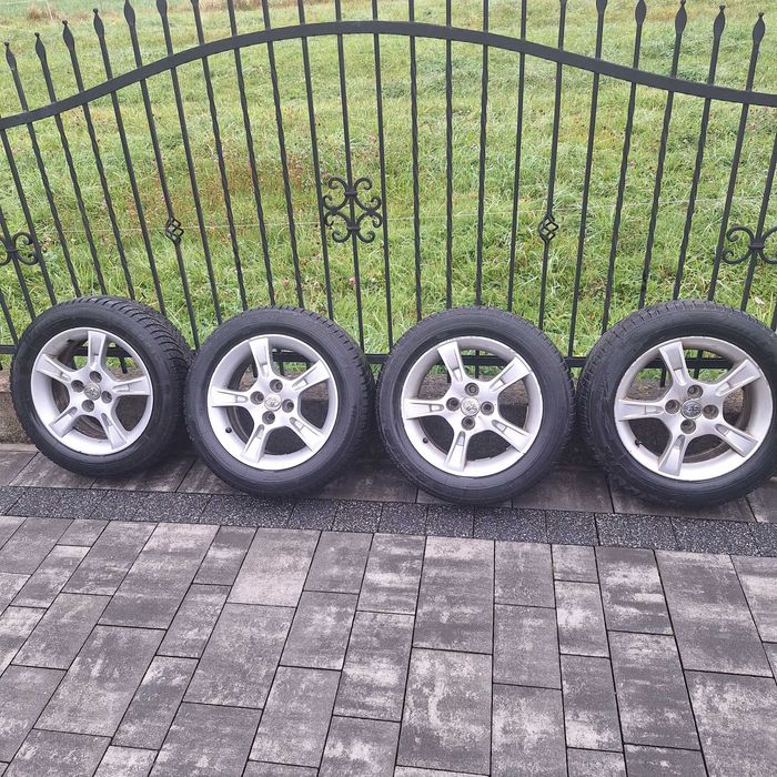 Alufelg 15 z oponami zimowymi Toyota Yaris 2