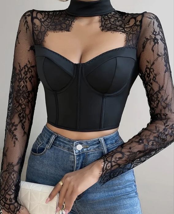 Эффектный чёрный корсет-топ с кружевными рукавами
