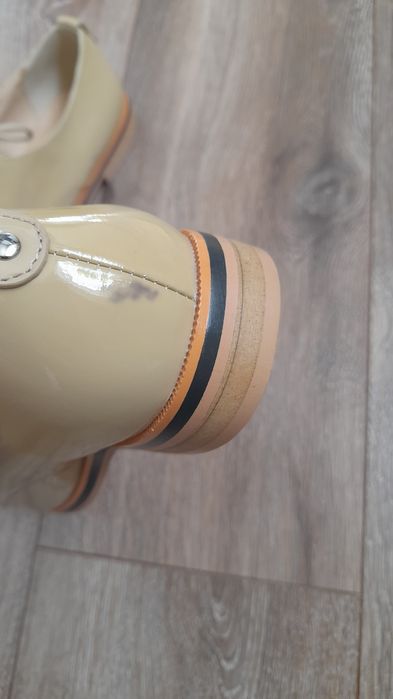 Нові шкіряні туфлі фірми Bata,розмір 39