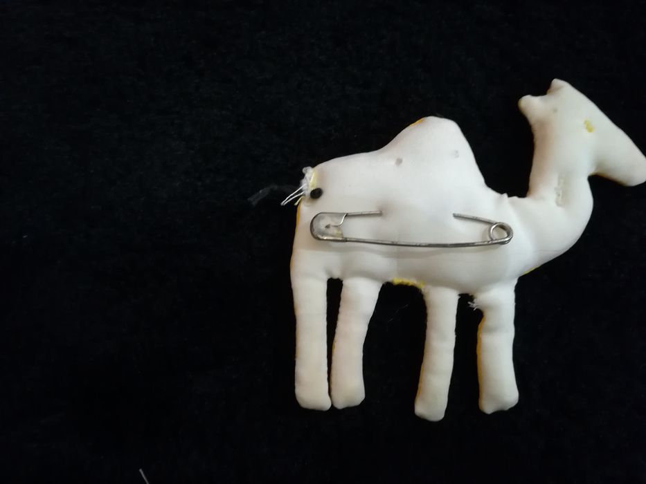 Broszka, zapinka materiałowa wielbłąd