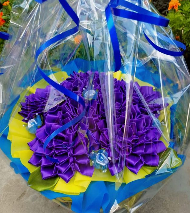 Букети з атласної стрічки подарункові.