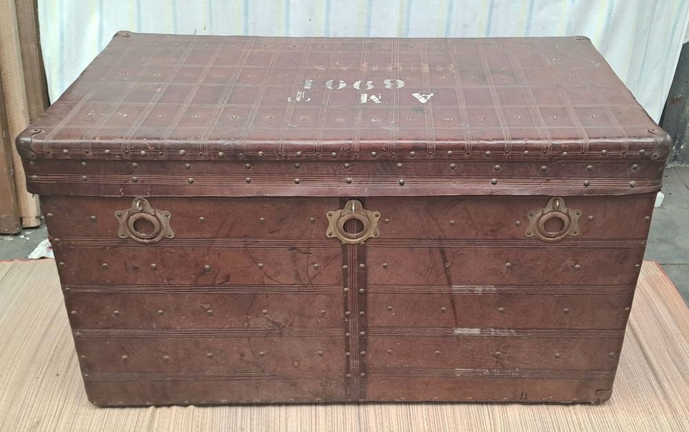 Bau/ arca antiga de viagem em couro e madeira 107x60x60cm