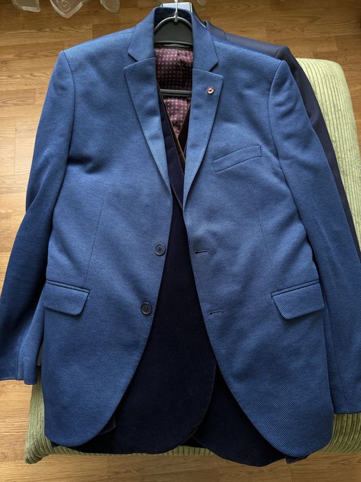 Нові піджаки та чоловічі костюми