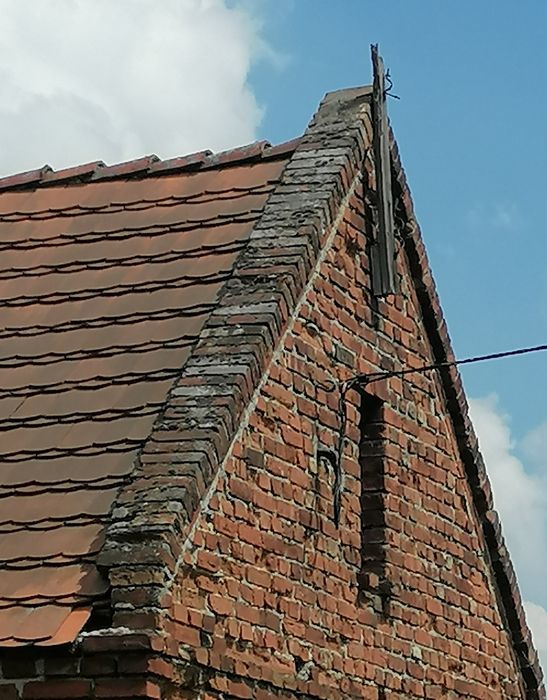 Stara, czerwona dachówka karpiówka Kodersdorf
