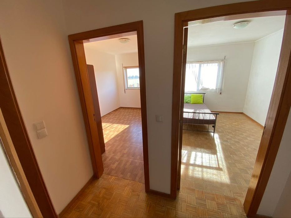 T2 Arrendo – Muito Sol (Sudoeste), Piso Alto, Silêncio, Sossego, e Transportes: Comboio, Metro e BUS - PRAGAL (5 minutos a pé)