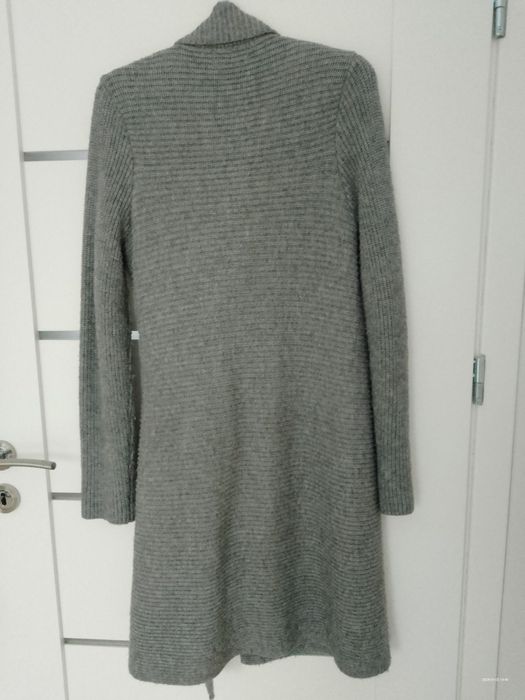Długi kardigan sweter z zapięciem Reserved
