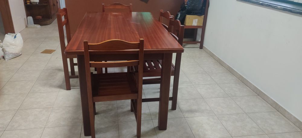 Mesa de Jantar em Madeira + cadeiras
