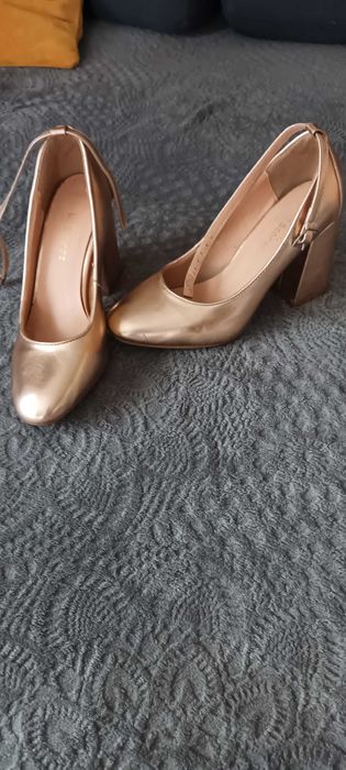 Buty rozmiar 38 złote na koturnie