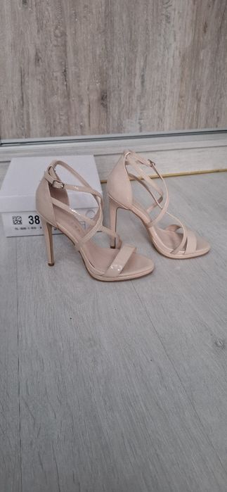 Beżowe sandały 38