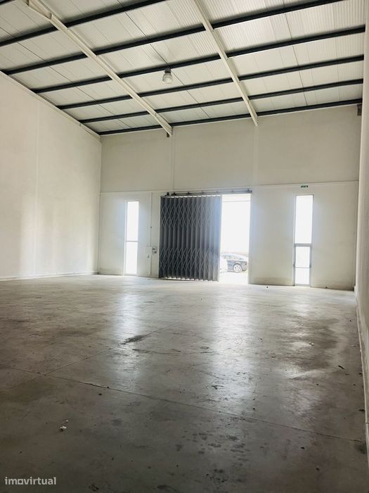 Armazém/comercial com 300m Arrendamento ou Venda IC2 /N1 Batalha