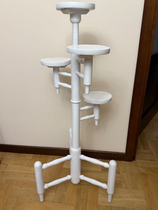 Biały drewniany kwietnik