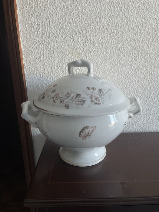 Terrina Branca com padrao trabalhado