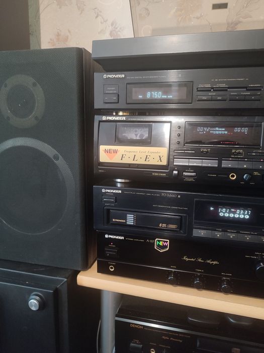 Стойка pioneer с колонками.