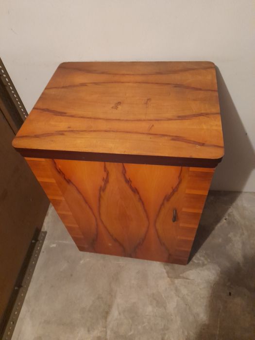 Vendo máquina de costura madeira muito boa e fácil de arrumar