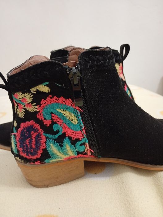 Botas pretas até ao tornozelo