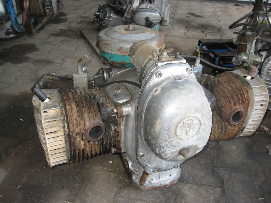 Silnik K - 750  ze skrzynią biegów na chodzie