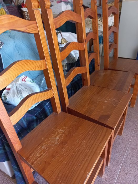 Quatro cadeiras de sala de jantar