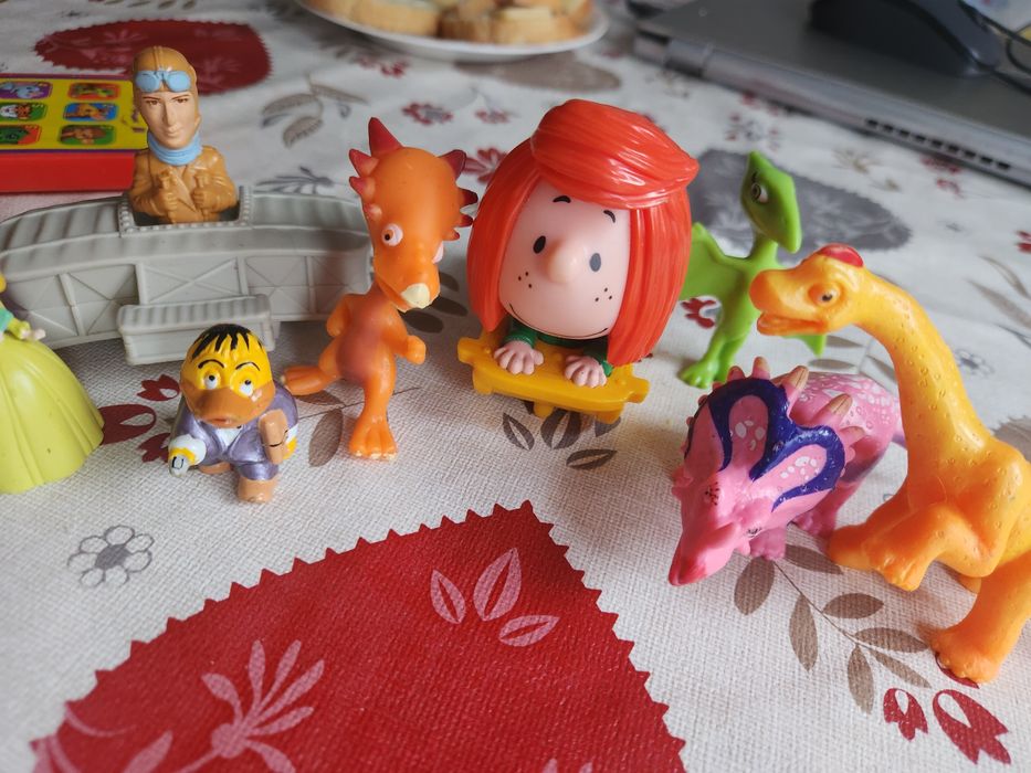 Лот динозавров и грушек