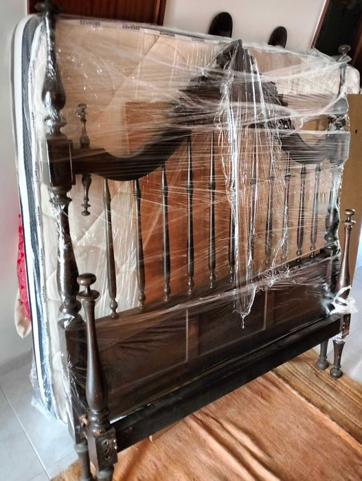 Cama de casal em madeira