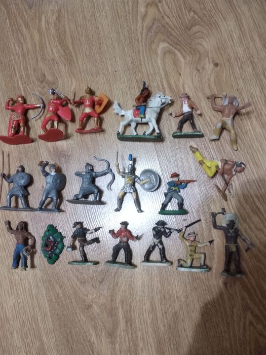 Продам игрушки конницу.