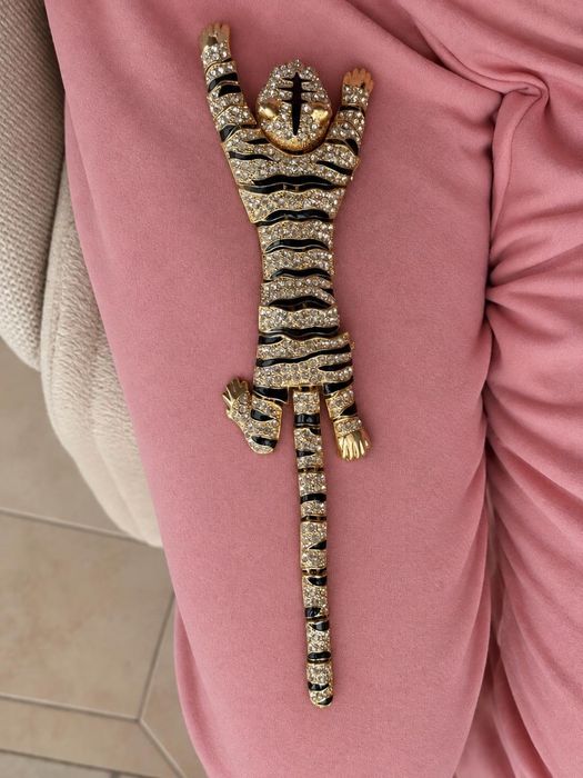 Lindo broche articulado em forma de tigre