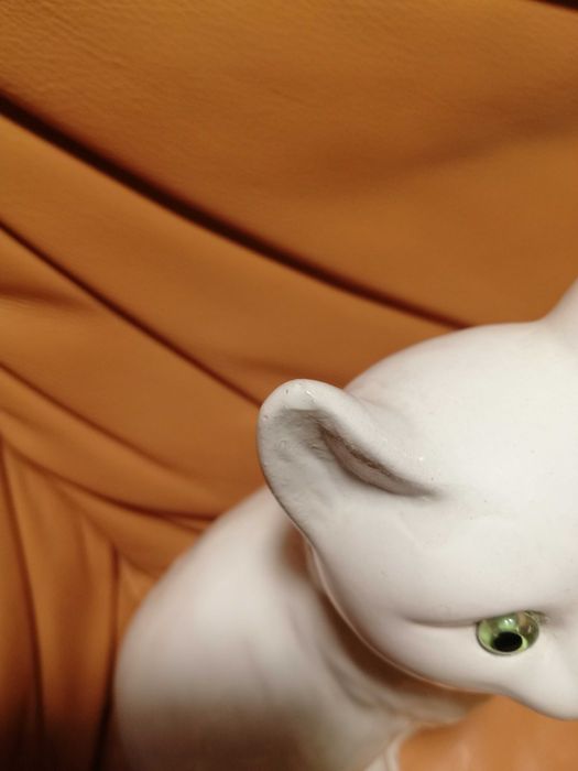 Ceramiczna figurka kota szklane zielone oczy