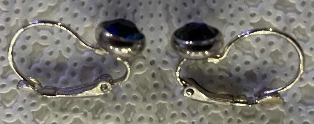 Kolczyki Zapinane z granatowym kamykiem