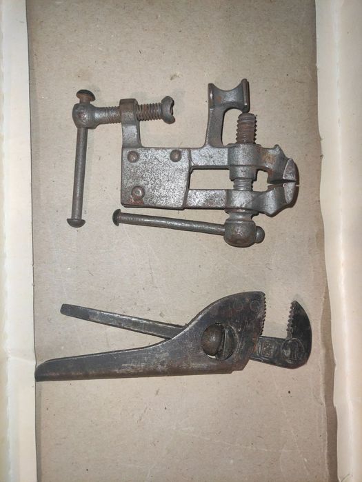Тиски старинные малогабаритные и ретро разводной ключ