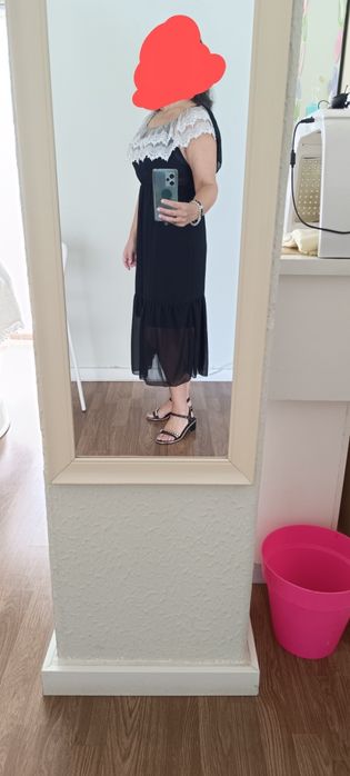 Vestido preto com renda branca forrado. Usado