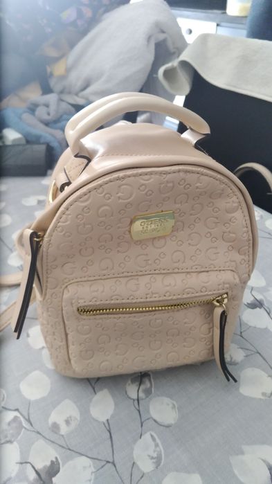 Mala da Guess da para usar como carteira e mochila