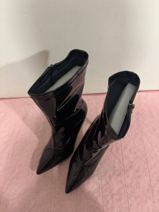 Bota cano curto brilhante bico fino e salto