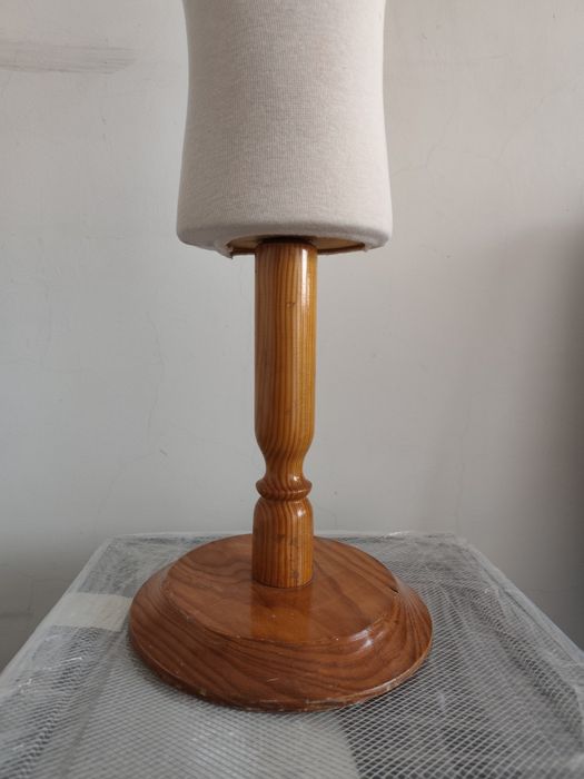 Manequum criança pé em madeira