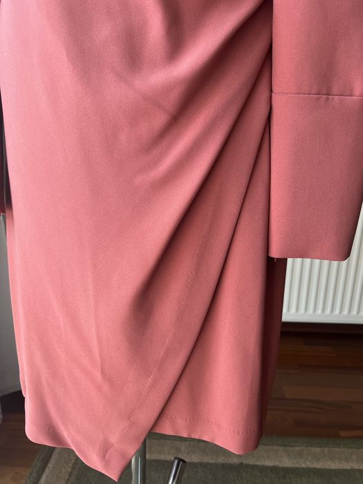 Elegancka sukienka z drapowaniem