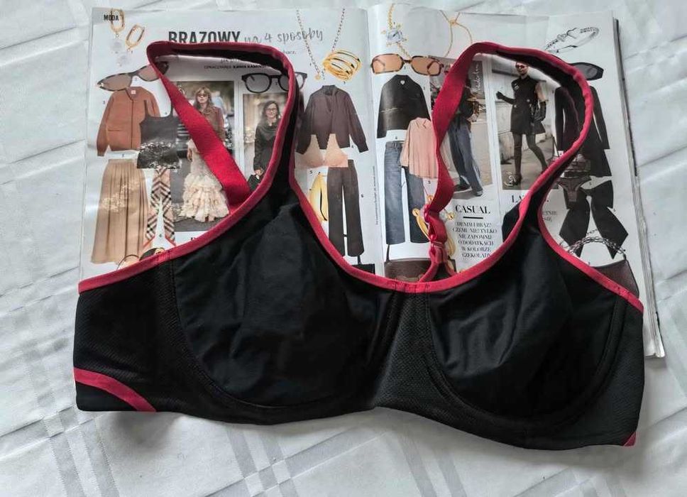 Fajny sportowy biustonosz miękki marki Triumph rozmiar 80B