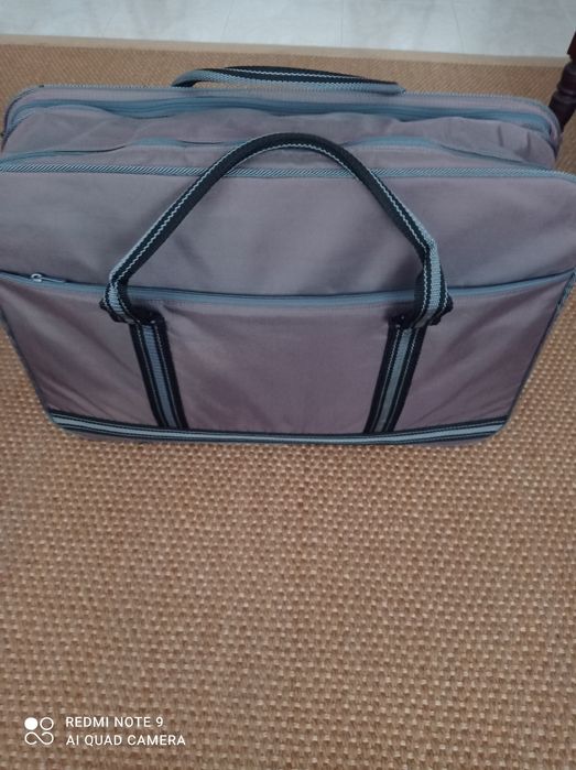 Mala de viagem cinza