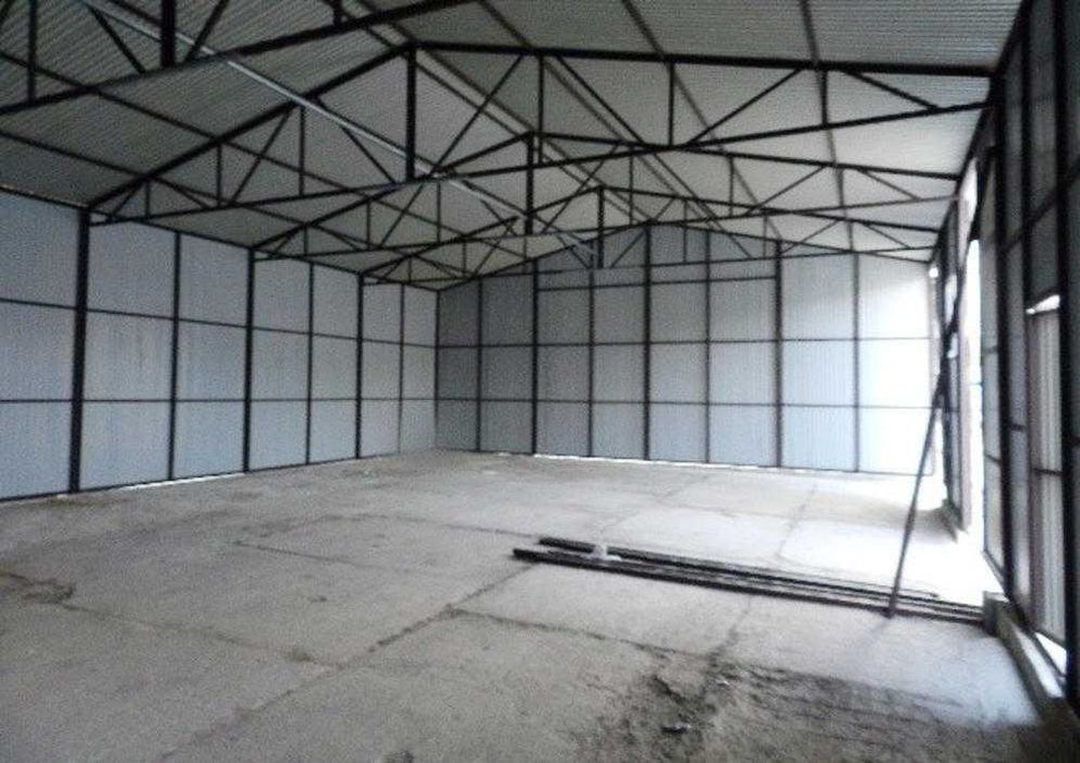 Blaszana montowana hala 11×18 m – brązowo/biała
